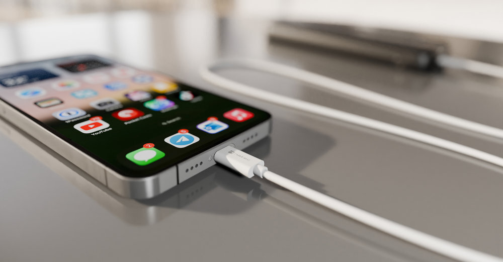 NATEC Prati licencję Made for Iphone optymalne ładowanie stabilną synchronizację danych zapobiegając przegrzewaniu się i uszkodzeniu baterii Apple - kabel podłączony do iPhone'a