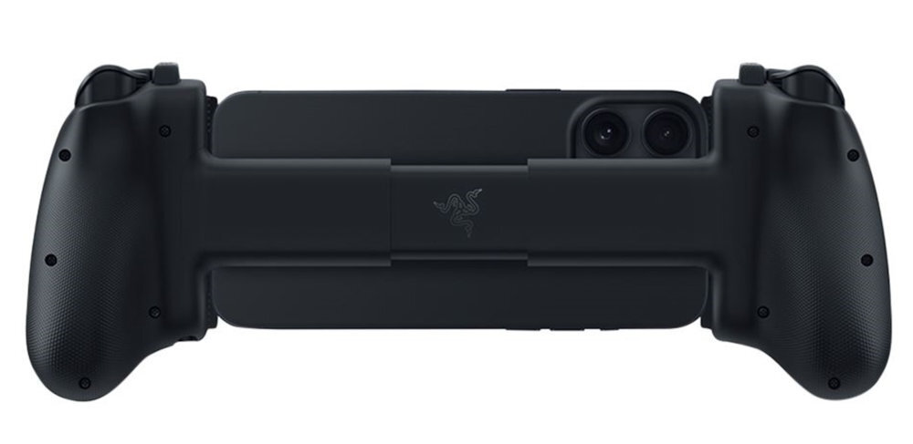 Kontroler RAZER Kishi Ultra Androidem iOS w podróży, w parku na wygodnej kanapie