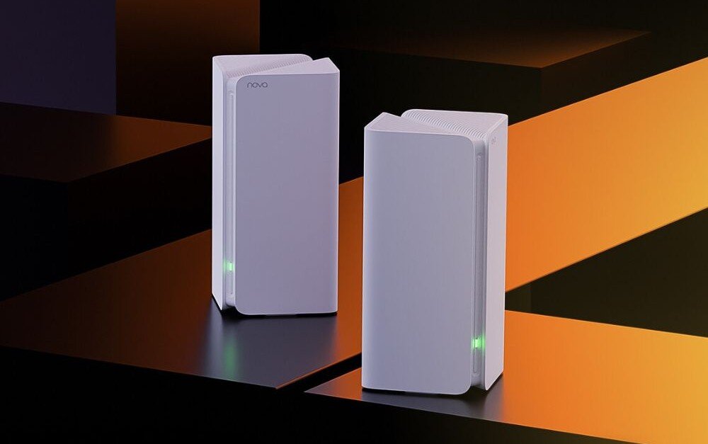 Router TENDA MX15 Pro Dwa białe urządzenia w kształcie prostopadłościanów ustawione obok siebie na ciemnym tle