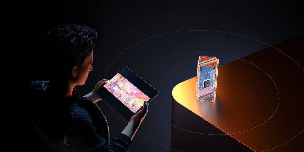 Router TENDA MX15 Pro Chłopiec trzymający tablet z grą siedzi naprzeciwko urządzenia sieciowego z wizualizacją fal radiowych