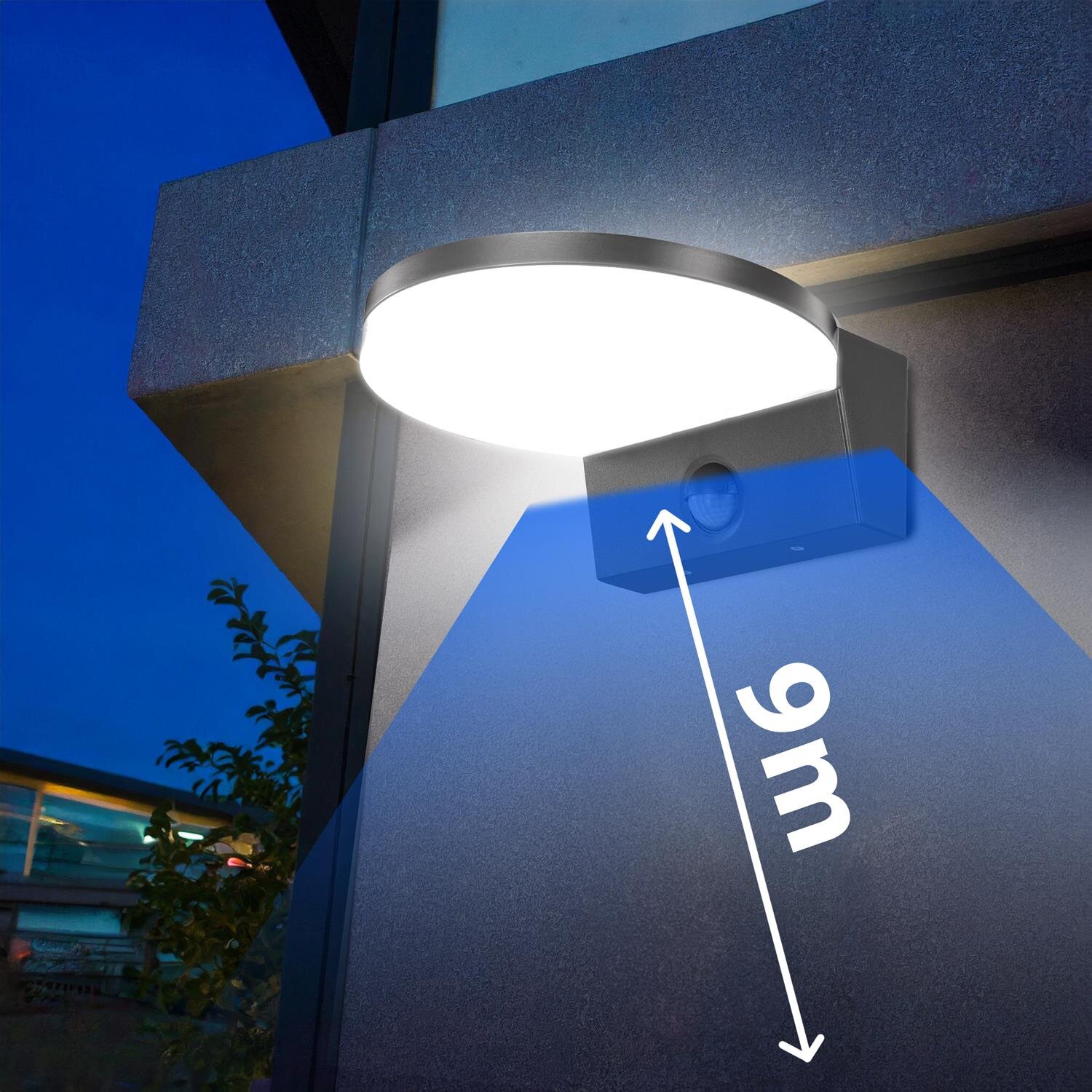 Na obrazie widoczna jest lampa LED zamontowana na ścianie budynku, emitująca jasne światło. Obok lampy znajduje się napis \'9m\' z zaznaczoną strzałką wskazującą zasięg czujnika ruchu.