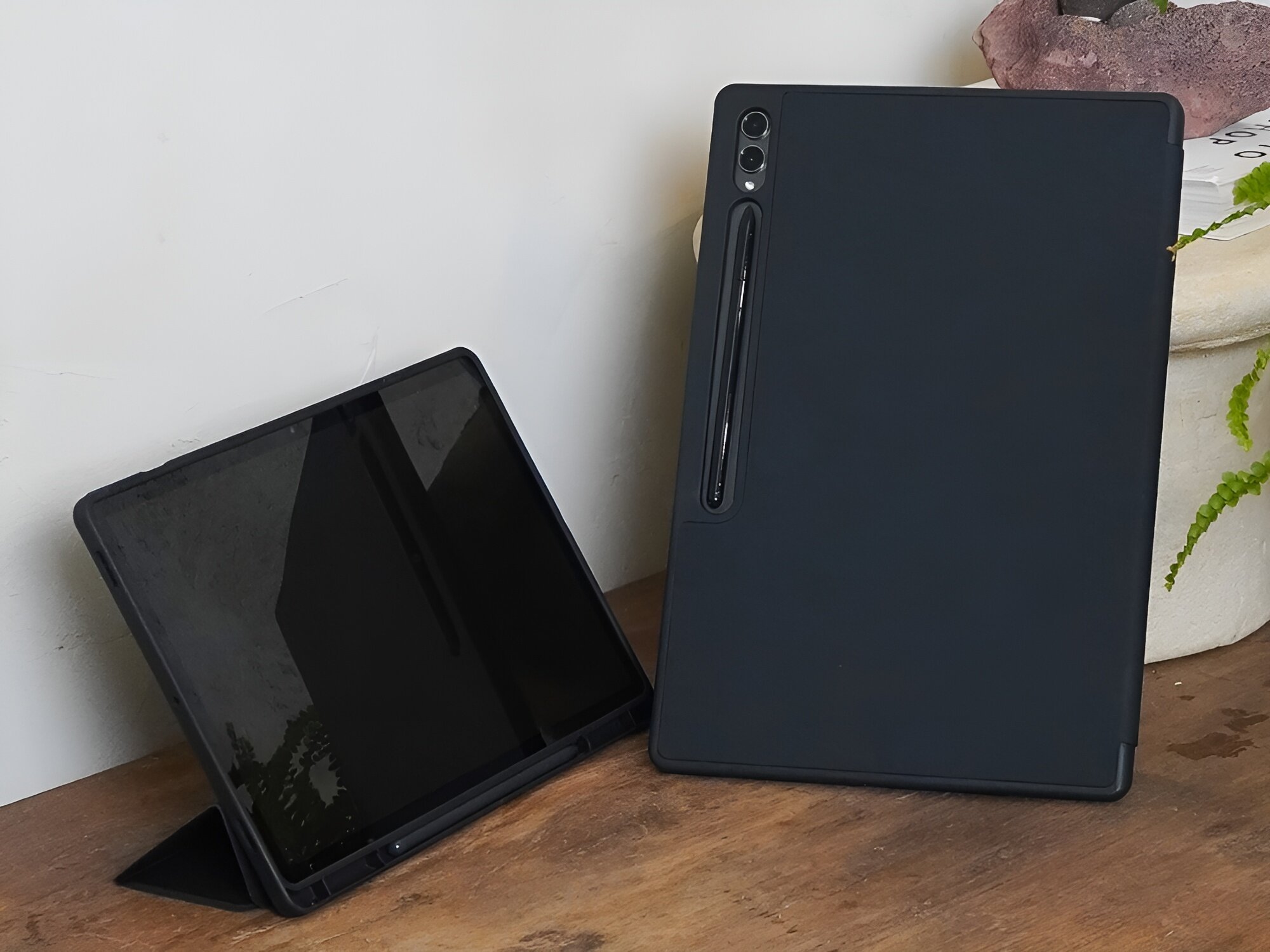 Etui Araree A Folio
stoi oparte pokrowiec case plecki