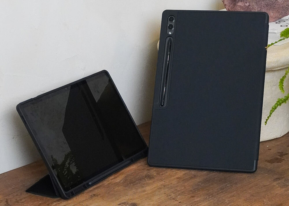 Etui Araree A Folio Sam Tab A9 Plus do tabletu czarne hardcase TPU mikrofibra skóra ekologiczna funkcja stojaka Dwa tablety w czarnych etui ochronnych – jeden ustawiony poziomo na podstawce, drugi pionowo, prezentujący tył z miejscem na rysik.