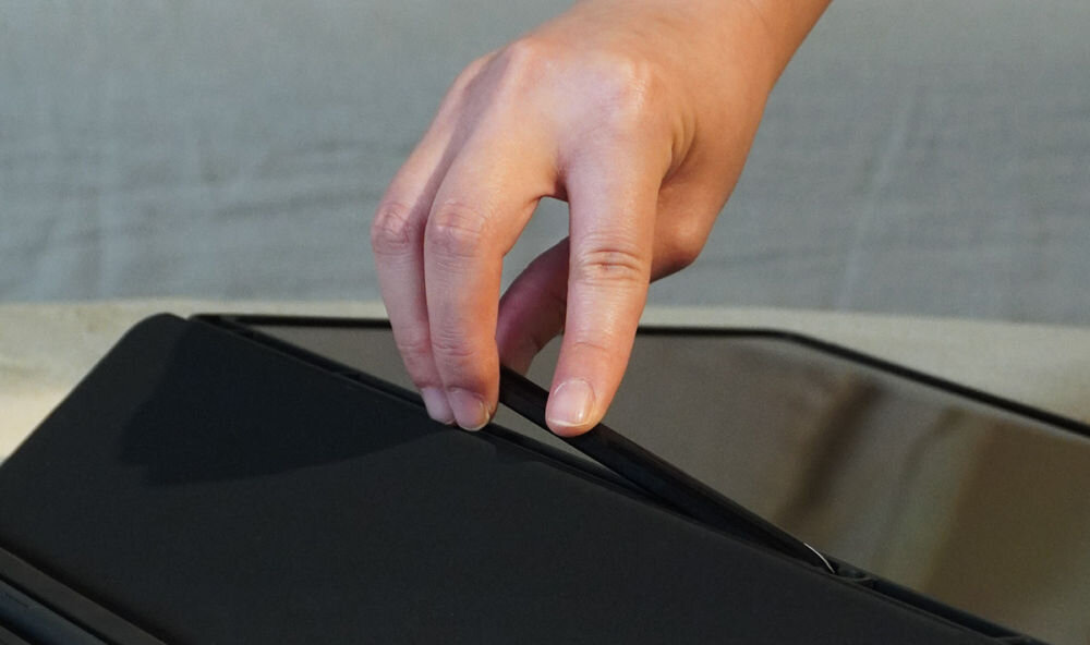 Etui Araree A Folio Sam Tab A9 Plus automatyczne wybudzanie ochrona przed wstrząsami miejsce na S Pen czarne etui Dłoń wyjmująca czarny rysik ze specjalnie wyprofilowanego otworu wewnątrz etui ochronnego tabletu.