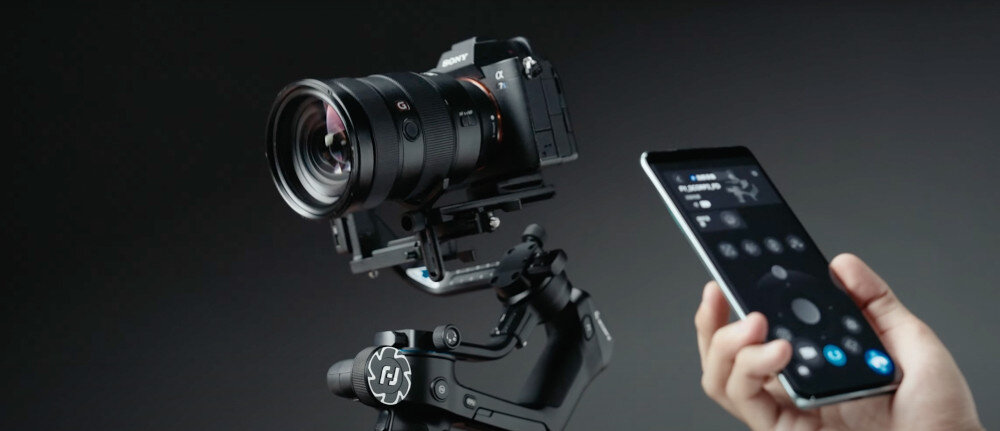 Gimbal ręczny FEIYUTECH Scorp 2 sterowania ruchem gimbala za pomocą ruchów smartfonu dedykowanej aplikacji sensorów telefonu dokonywanie kalibracji, personalizowanie obsługi i sterowanie podłączonym aparatem
