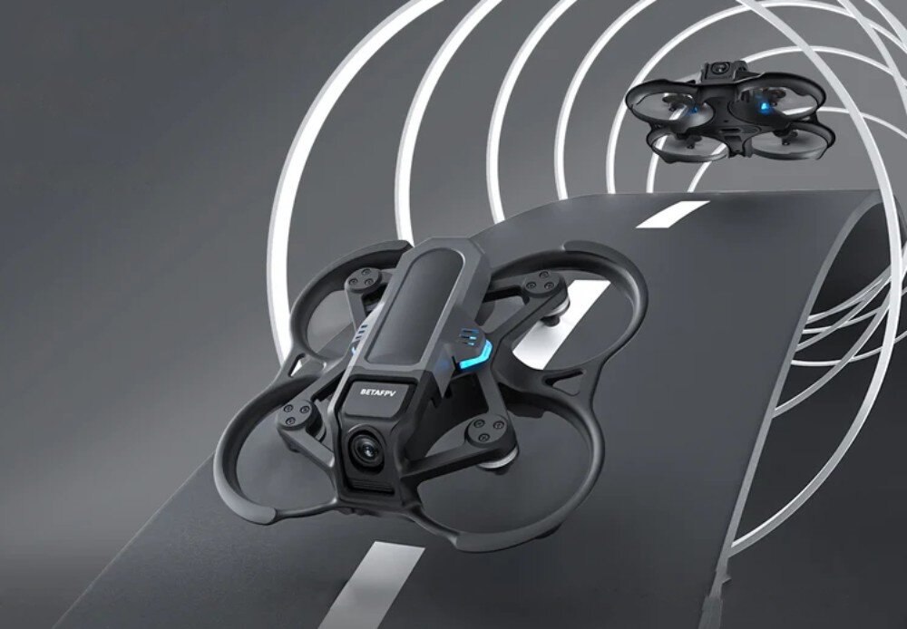 Dron BETAFPV Aquila 16 Dron lecący nad stylizowaną drogą przez białe obręcze tunelu na szarym tle