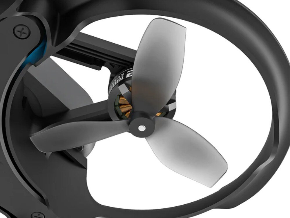 Dron BETAFPV Aquila 16 Zbliżenie na szare trzyłopatowe śmigło zamontowane na silniku bezszczotkowym wewnątrz czarnej osłony ochronnej