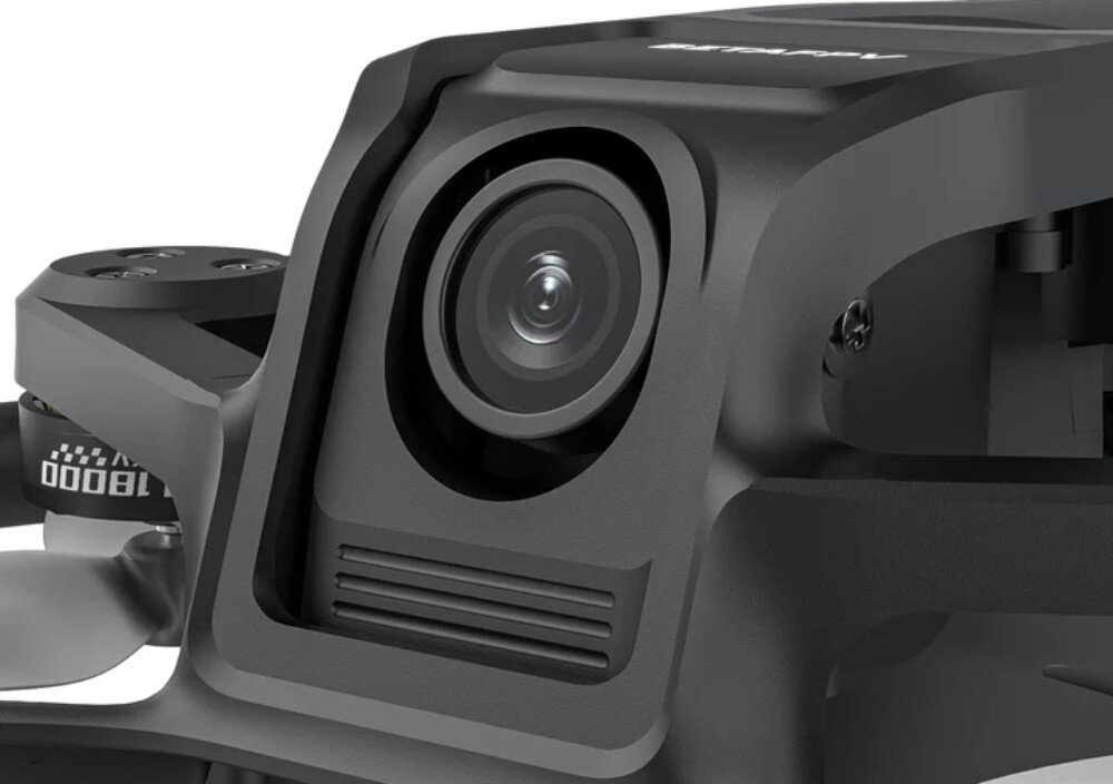 Dron BETAFPV Aquila 16 Zbliżenie na obiektyw przedniej kamery drona osadzony w czarnej obudowie z widocznymi detalami konstrukcyjnymi