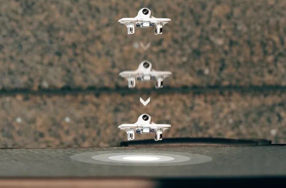 Dron BETAFPV Cetus FPV Kit Trzy ujęcia drona w pionie przedstawiające proces automatycznego lądowania