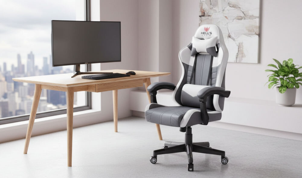 Fotel HELL'S CHAIR HC- 1004 Biało-szary prezentacja fotela przy biurku w pokoju pod kątem od przodu