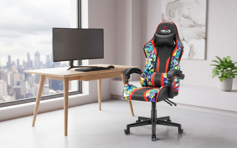 Fotel HELL'S CHAIR HC-1005 Graffiti Wielokolorowy prezentacja fotela przy biurku w pokoju pod kątem od przodu