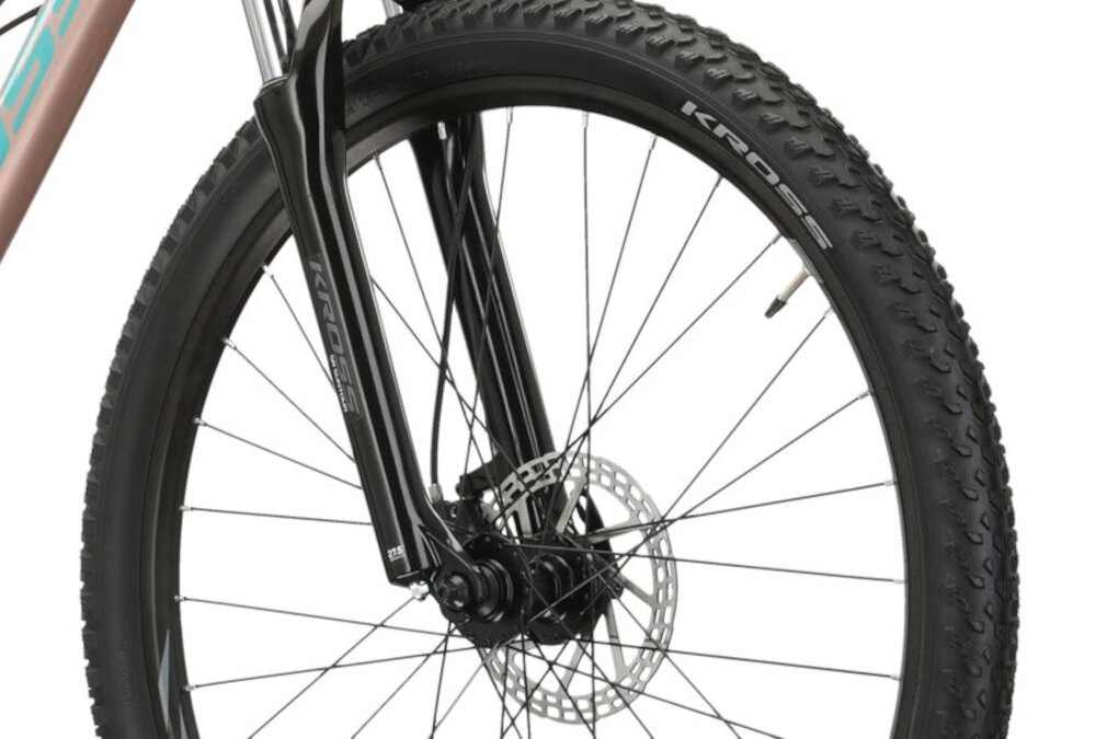 Rower górski MTB KROSS Lea 5.0 D14 27.5 cala damski Różowe złoto uniwersalne zastosowanie do jazdy w miescie poza miastem w lesie na latwym i trudnym gorskim szlaku w niezbyt grzaskim blocie nie za glebokim piachu aluminiowe obrecze zachowanie regularnego ksztaltu kol stabilne trzymanie opony gwarancja bezpiecznej komfortowej jazdy