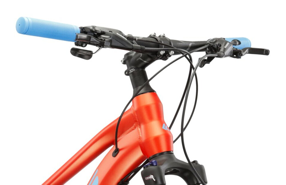 Rower górski MTB KROSS Lea 6.0 D16 27.5 cala damski Pomarańczowo-niebieski aluminiowa kierownica uchwyty pokryte specjalnym antyposlizgowym materialem wieksze bepieczenstwo