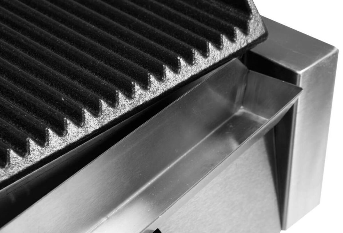 Grill elektryczny YATO YG-04555, stal, wytrzymałość, rynienka, czyszczenie, Zbliżenie na rynienkę ociekową oraz krawędź żeliwnej, ryflowanej płyty grilla YATO YG-04555.