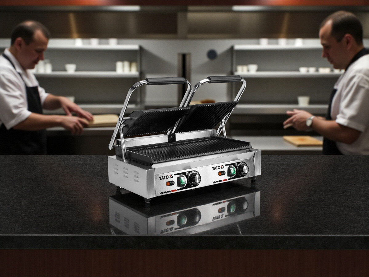 Grill elektryczny YATO YG-04560, kuchnia, grillowanie, gastronomia, grillowanie, Grill YATO YG-04560 na tle kuchni restauracyjnej, urządzenie otwarte, w tle pracujący kucharze.