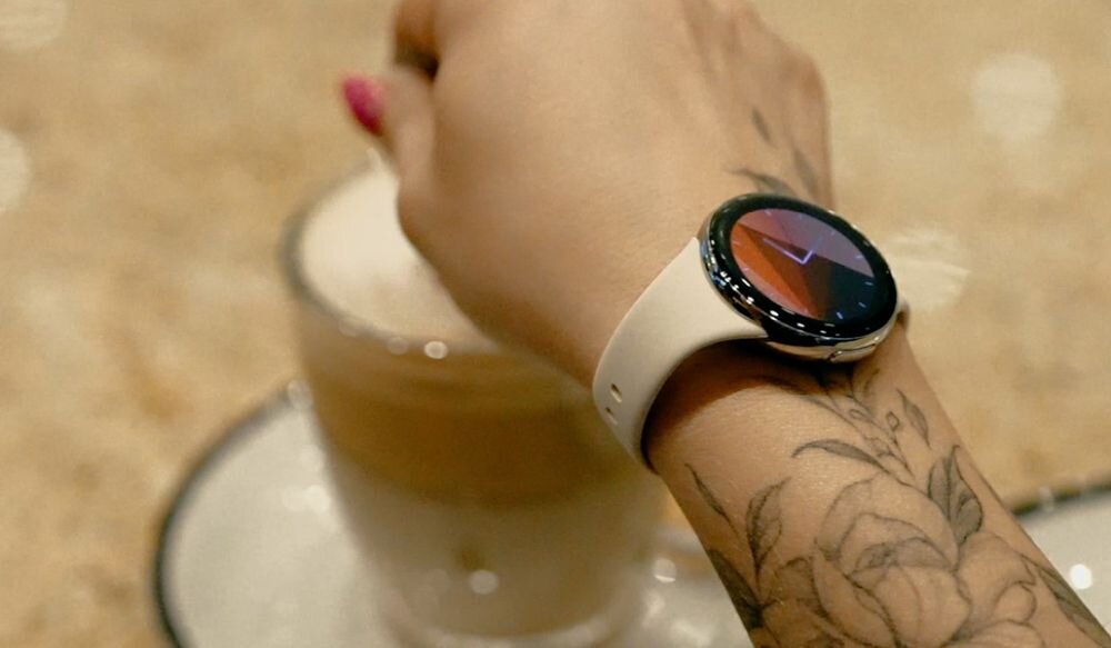 Smartwatch MANTA Livia Mini ekran amoled przekatna rozdzielczosc