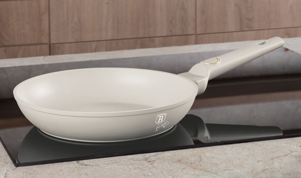 Patelnia BERLINGER HAUS Sahara Collection BH 8054 28 cm kremowa patelnia stoi na płycie uchwyt złote elementy na każdym typie kuchenki gazowej, indukcyjnej, elektrycznej, ceramicznej oraz halogenowej wszechstronny sprzęt przyrządzanie różnorodnych dań uniwersalność i wygoda elegancki wygląd kuchni 