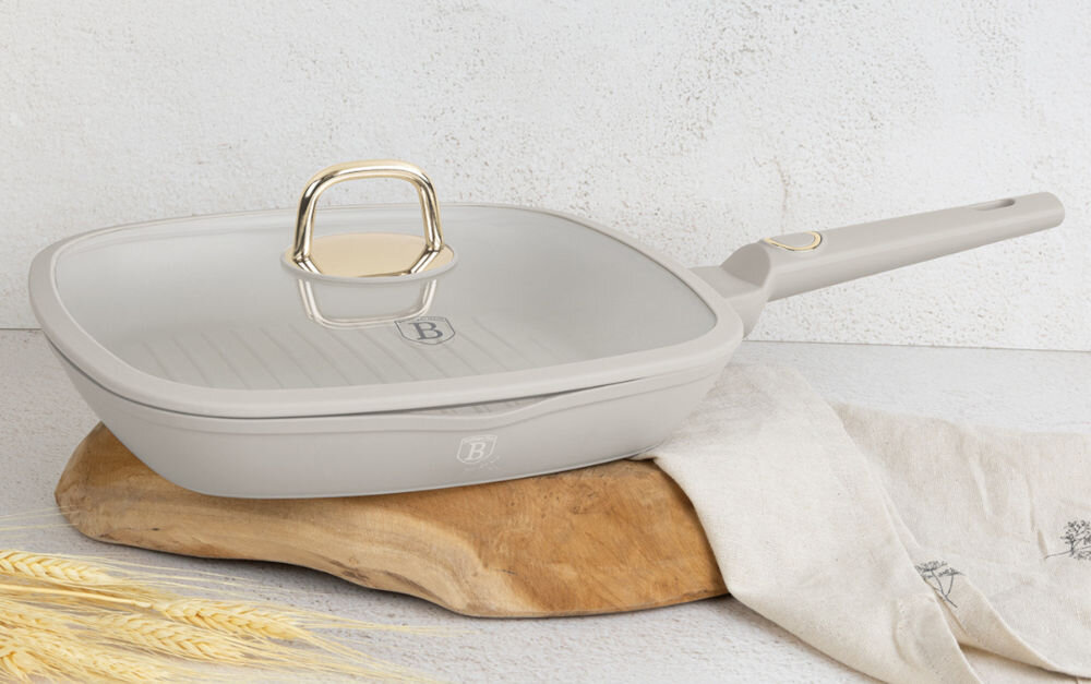 Patelnia grillowa BERLINGER HAUS Sahara Collection BH 8067 28 cm patelnia grillowa stoi na desce kremowy kolor pokrywka kremowe obramowanie złote elementy jasne tło