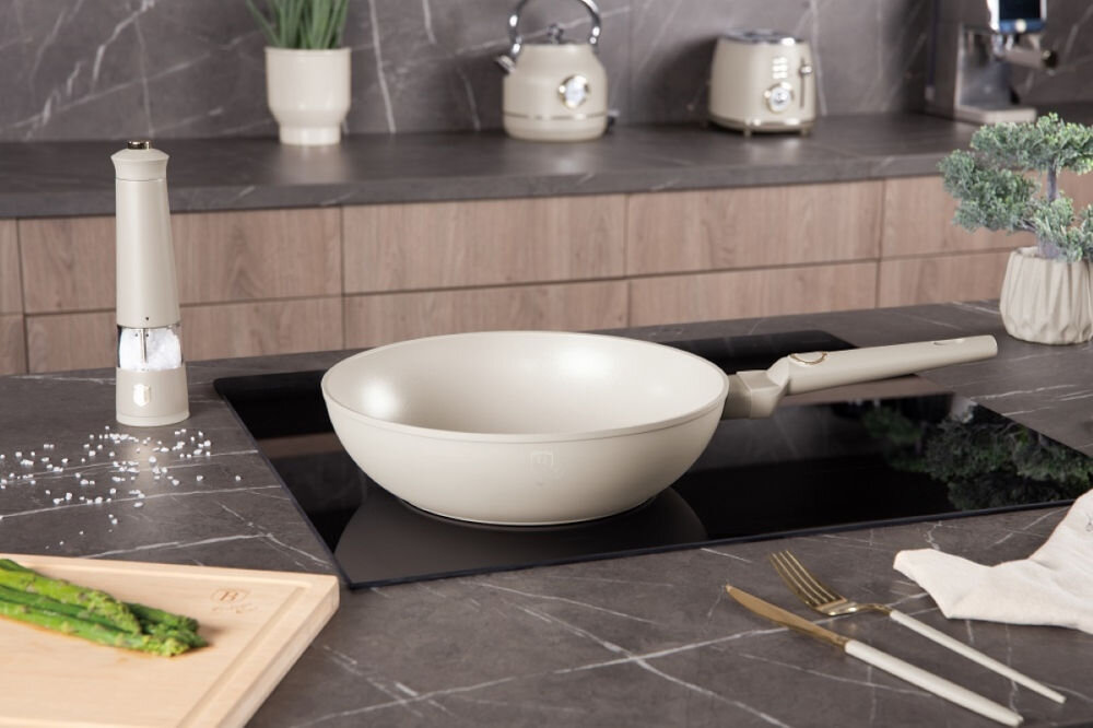 Patelnia wok BERLINGER HAUS Sahara Collection BH-8063 28 cm patelnie w kolorze kremowym stoi bokiem na płycie uchwyt złote dodatki z wysokiej jakości kutego aluminium równomierne rozprowadzanie ciepła szybsze przygotowywanie potraw solidna konstrukcja trwałość wolna od związków PFOA, kadmu i ołowiu uchwyt soft touch komfort i pewny chwyt 