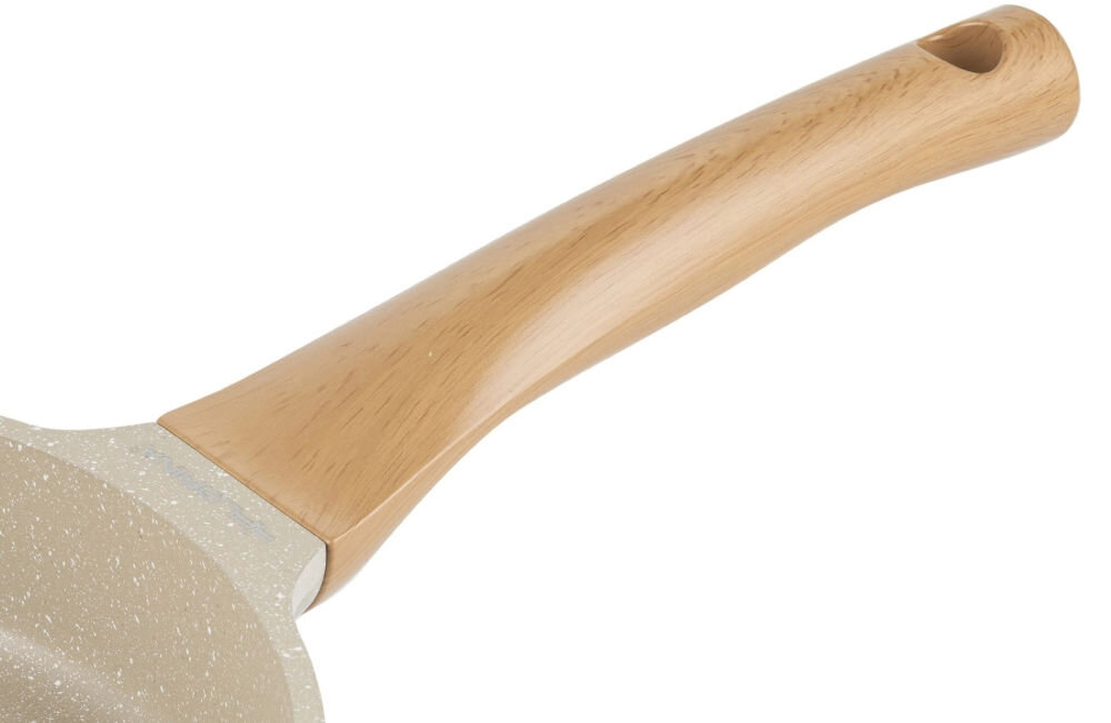 Patelnia aluminiowa FLORINA Oslo 20CM Kremowy zbliżenie na rączkę imitacja drewna białe tło trwałość wygoda rączka patelni nie nagrzewa się miękka w dotyku i ergonomiczna przyjemne i bezpieczne gotowanie funkcjonalność elegancja  harmonijnie współgra z resztą designu skandynawski charakter 