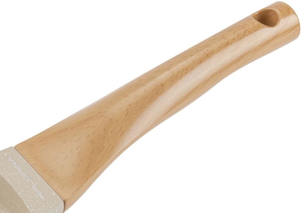 Patelnia FLORINA do naleśników Oslo 1P2224 24 cm zbliżenie na rączkę imitacja drewna białe tło trwałość wygoda rączka patelni nie nagrzewa się miękka w dotyku i ergonomiczna przyjemne i bezpieczne gotowanie funkcjonalność elegancja  harmonijnie współgra z resztą designu skandynawski charakter