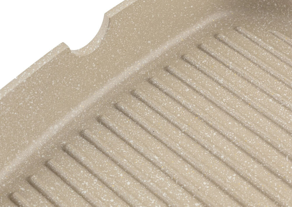 Patelnia grillowa FLORINA Oslo 1P2226 28 cm zbliżenie na dno kremowy kolor marmurkowy  wyżłobienia białe tło piękny design wyjątkowa funkcjonalność ceramiczna powłoka optymalne przewodzenie ciepła komfort gotowania estetyka kuchennych akcesoriów jakość praktyczność