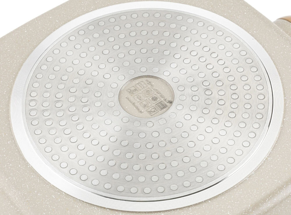 Patelnia grillowa FLORINA Oslo 1P2226 28 cm spód patelni srebrny widać powłokę w kolorze kremowym marmurkowa białe tło uniwersalność dno do użytku na wszystkich rodzajach kuchenek gazowych, elektrycznych, ceramicznych indukcyjnych szybkie śniadanie wykwintny obiad ułatwiając gotowanie