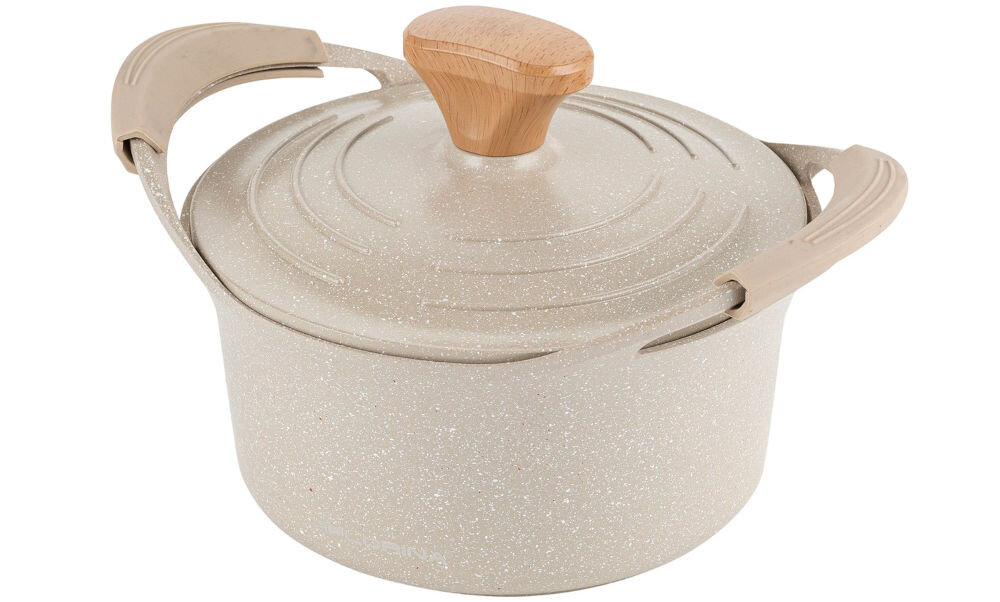 Garnek aluminiowy FLORINA Oslo 20CM 2,8L Kremowy  garnek w kolorze kremowym stojący bokiem zamknięty przykrywką białe tło klasyczna elegancja funkcjonalność kremowy marmurowy kolor komponuje się z każdą kuchnią zewnętrzna powłoka odporna na wysokie temperatury estetyczny wygląd starannie dopracowane detale praktyczne naczynie stylowy dodatek