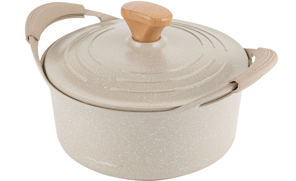 Garnek aluminiowy FLORINA Oslo 24CM 4,3L Kremowy  garnek w kolorze KREMOWYM stojący bokiem zamknięty przykrywką białe tło klasyczna elegancja funkcjonalność kremowy marmurowy kolor komponuje się z każdą kuchnią zewnętrzna powłoka odporna na wysokie temperatury estetyczny wygląd starannie dopracowane detale praktyczne naczynie stylowy dodatek