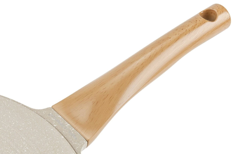 Patelnia FLORINA Oslo 1P2232 28 cm zbliżenie na rączkę imitacja drewna białe tło trwałość wygoda rączka patelni nie nagrzewa się miękka w dotyku i ergonomiczna przyjemne i bezpieczne gotowanie funkcjonalność elegancja  harmonijnie współgra z resztą designu skandynawski charakter 