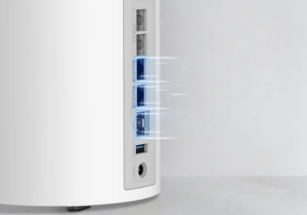 Router TP-LINK Deco BE85 Zbliżenie na tylny panel routera Deco z widocznymi portami: dwa niebieskie porty 10 Gb/s, dwa szare porty 2,5 Gb/s, port USB oraz gniazdo zasilania, porty, złącza