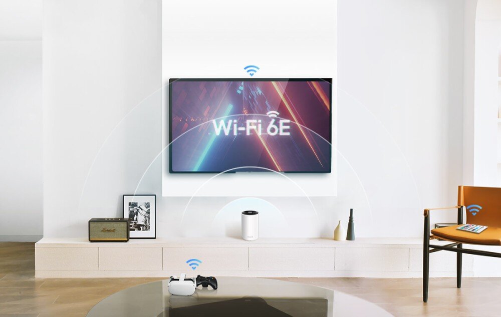 Router TP-LINK Deco XE75 Pro Urządzenie stojące pod telewizorem w nowoczesnym salonie z widocznymi ikonami sygnału Wi-Fi wychodzącymi w kierunku konsoli do gier, telewizora i krzesła, sieć Wi-Fi, zasięg, pokrycie, zestaw