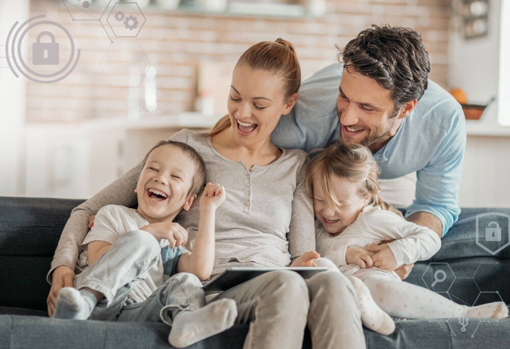 Router TP-LINK Deco XE75 Pro Uśmiechnięta rodzina z dwójką dzieci siedząca razem na kanapie i trzymająca tablet z półprzezroczystymi ikonami kłódek i symboli zabezpieczeń w tle, zabezpieczenia, ochrona, kontrola rodzicielska