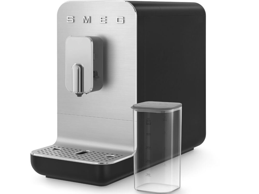 Ekspres SMEG BCC13BLMEU stylowy design funkcjonalność różnorodne napoje kawowe niewielkie rozmiary eleganckie matowe wykończenie styl minimalistyczna forma z dbałością o szczegóły
