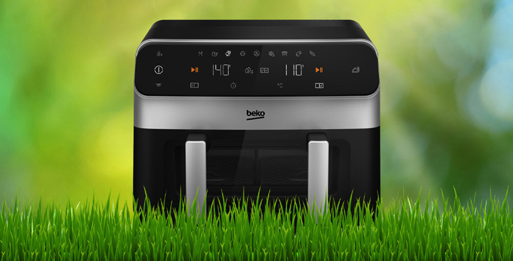 Frytkownica beztłuszczowa BEKO ExpertFry FRL 6488 Air Fryer zielona tło trawa panel przyciski dwie komory dwa uchwyty dla Ciebie dla planety z myślą o środowisku opakowanie w całości pochodzi z recyklingu 38% plastiku zewnętrznego to BioPP z odnawialnych źródeł zrównoważone rozwiązania realne pomaganie w ochronie Ziemi