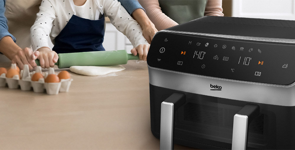 Frytkownica beztłuszczowa BEKO ExpertFry FRL 6488 Air Fryer frytkownica stoi na blacie wyświetlacz przyciski z tyłu osoby wałkują ciasto dwa dania optymalny moment Funkcja Smart Finish różne potrawy jednocześnie potrawy gotowe w tym samym czasie niezależna jest temperatura program zsynchronizowane dania trafiają na stół