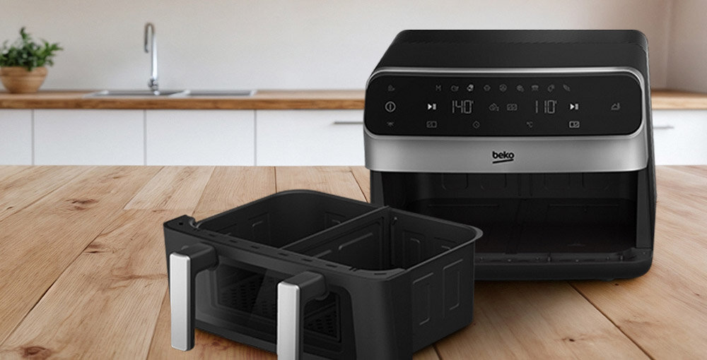 Frytkownica beztłuszczowa BEKO ExpertFry FRL 6488 Air Fryer frytkownica stoi na blacie wyświetlacz przyciski obok stoją dwa kosze z przegrodą wiele możliwości wyjmowana przegroda dwa różne dania naraz podział wnętrza na strefy więcej miejsca wyjęcie przegrody większa przestrzeń