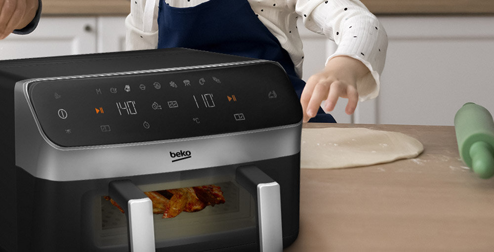 Frytkownica beztłuszczowa BEKO ExpertFry FRL 6488 Air Fryer zbliżenie na frytkownicę panel przyciski okienko wewnątrz piecze się potrawa bez utraty ciepła praktyczne okienko podświetlenie obserwowanie postępów pieczenia wygodne rozwiązanie optymalne warunki wewnątrz urządzenia świetne efekty oszczędność energii
