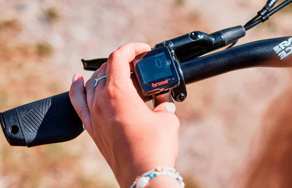 Rower elektryczny FISCHER Viator 8.0i D18 28 cali damski Grafitowy zaawansowany komputer pokladowy aplikacja FISCHER e-connect asystent prowadzenia