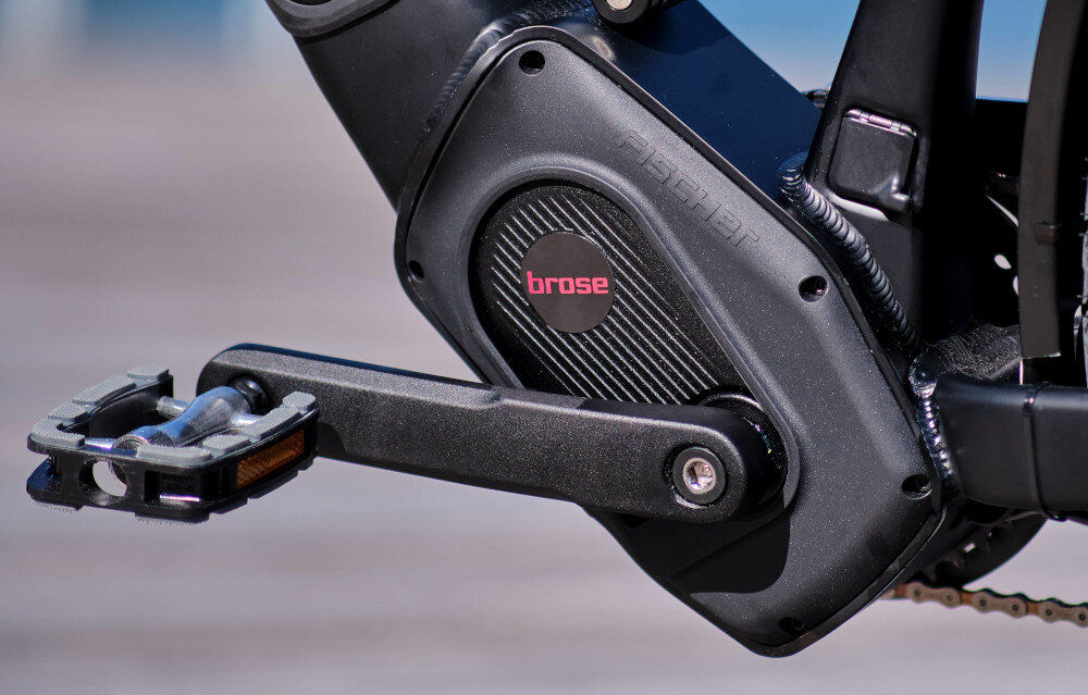 Rower elektryczny FISCHER Viator 8.0i M22 28 cali męski Grafitowy mos komfort moment obrotowy 90 Nm silnik Brose Drive S MAG moc 250 W umieszczony centralnie w suporcie plnne wsparcie