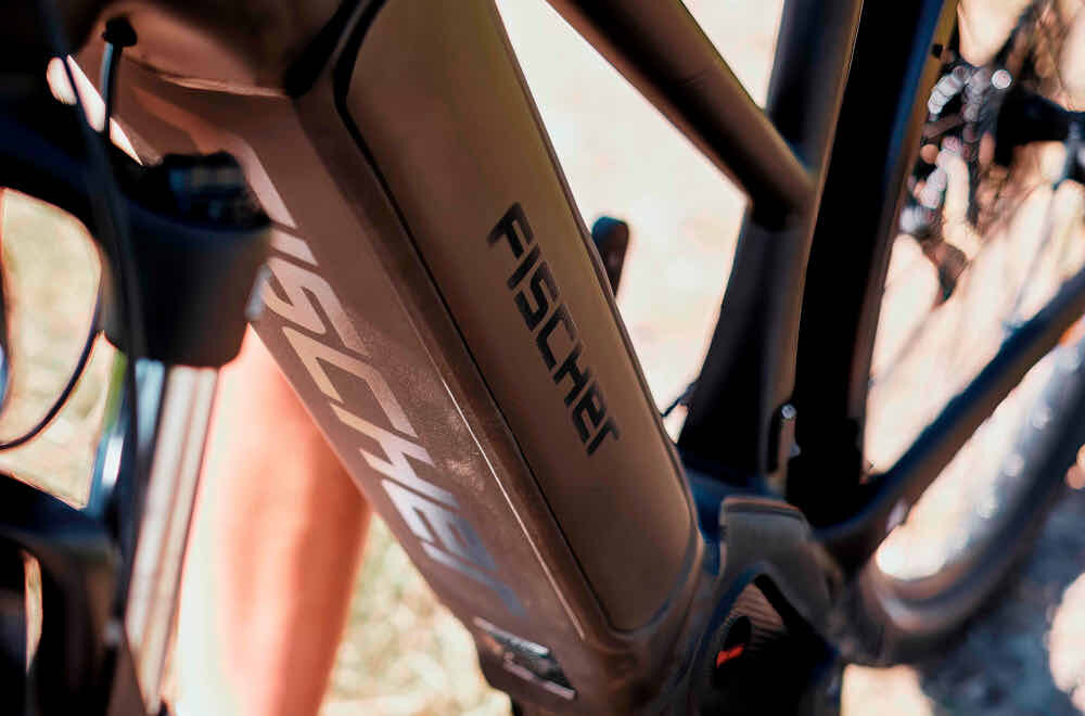 Rower elektryczny FISCHER Viator 8.0i M22 28 cali męski Grafitowy akumulator litowo-jonowy wytrzymaly zintegrowany z rama pojemnosc 19,6 Ah / 711 Wh zasieg do 170 km czas ladowania 390 minut waga wlasna 4,1 kg waga roweru 28 kg