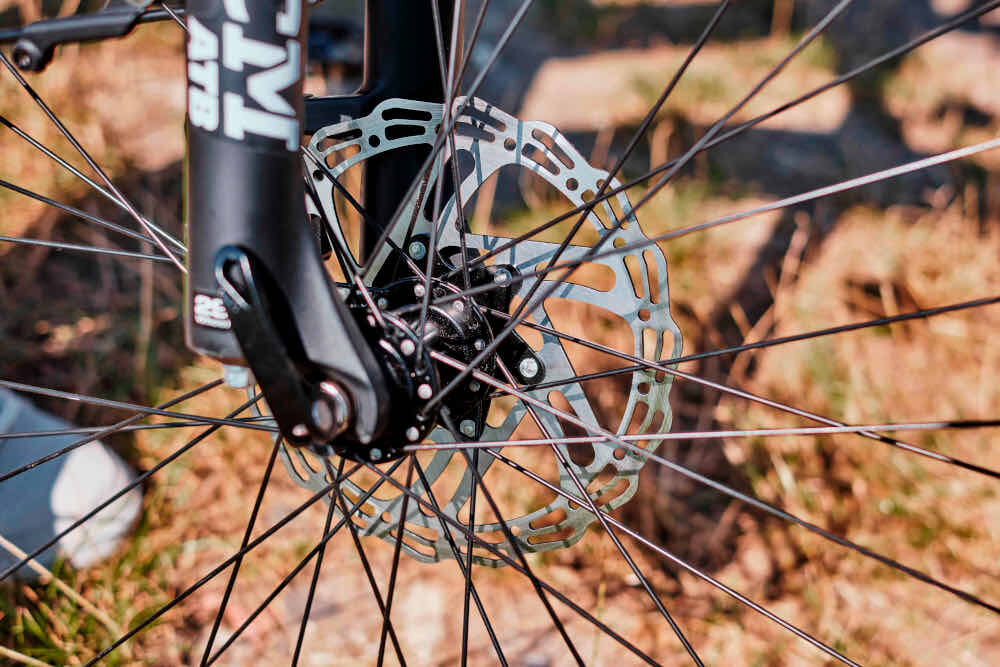 Rower elektryczny FISCHER Viator 8.0i M22 28 cali męski Grafitowy bezpieczenstwo hydrauliczne hamulce tarczowe Alhonga na przod na tyl precyzyjne niezawodne hamowanie bezpieczna jazda po zmroku system oswietlenia LED moc 90 lux widoczny bezpieczny