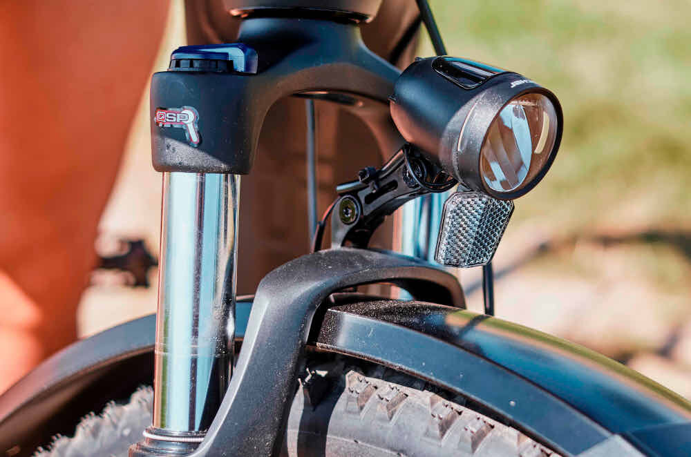 Rower elektryczny FISCHER Viator 8.0i M22 28 cali męski Grafitowy plynna komfortowa jazda przedni widelec SR Suntour XCM32 ATB amortyzuje wstrzasy siodelko trekkingowe amortyzowana sztyca mozliwosc regulacji kierownicy