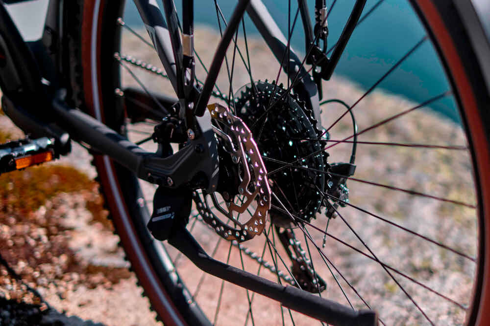 Rower elektryczny FISCHER Terra 8.0I M22 29 cala męski Czarny piec poziomow elektrycznego wspomagania asystent prowadzenia tylne przerzutki SHIMANO Deore precyzyjna rownomierna plynna latwa zmiana przelozen 10-rzedowy system
