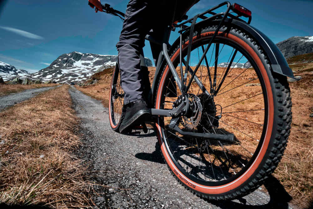 Rower elektryczny FISCHER Terra 8.0I M22 29 cala męski Czarny kola 29-calowe amortyzowane zawieszenie wytrzymale ogumienie Schwalbe przedni widelec SR Suntour XCM32 tlumi wyboje i poprzeczne nierownosci regularne sprawdzanie ciśnienia powietrza wartość na bocznej części opony