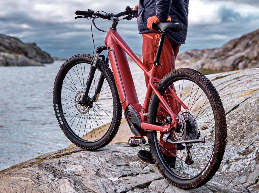 Rower elektryczny FISCHER Montis 7.0i M18 29 cali męski Purpurowy akumulator litowo-jonowy wytrzymaly zintegrowany z rama pojemnosc 17,5 Ah / 630 Wh zasieg do 150 km czas ladowania 350 minut waga wlasna 3,6 kg waga roweru 26 kg