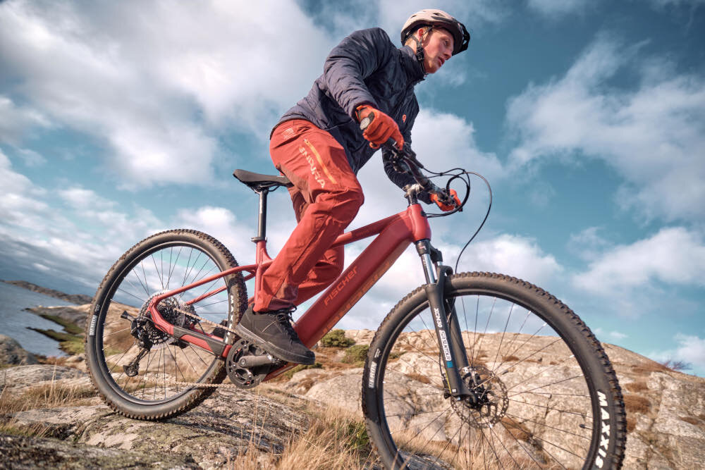 Rower elektryczny FISCHER Montis 7.0i M19 29 cali męski Purpurowy kola 29-calowe ogumienie Maxxis szykie osiagniecie predkosci latwe pokonywanie przeszkod wiekszy kontak kola z podlozem szerokie opony gruby bieznik regularne sprawdzanie cisnienia powietrza wartosc na bocznej czesci opony