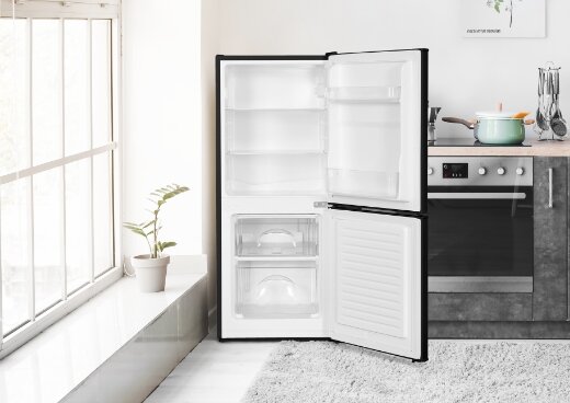 Otwarta lodówka MPM-108-KB-44 w kuchni.