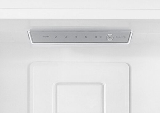 Zbliżenie na elektroniczne sterowanie lodówki MPM-230-FF-53.