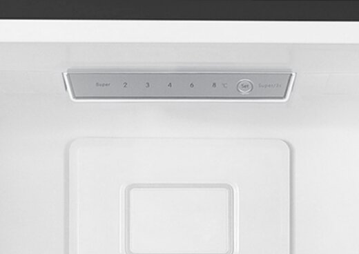 Zbliżenie na elektroniczne sterowanie lodówki MPM-230-FF-54.